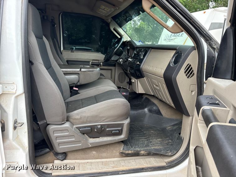 image for item ET2158 2010 Ford F350 Crew Cab pickup truck