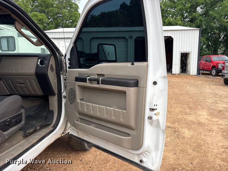 image for item ET2158 2010 Ford F350 Crew Cab pickup truck