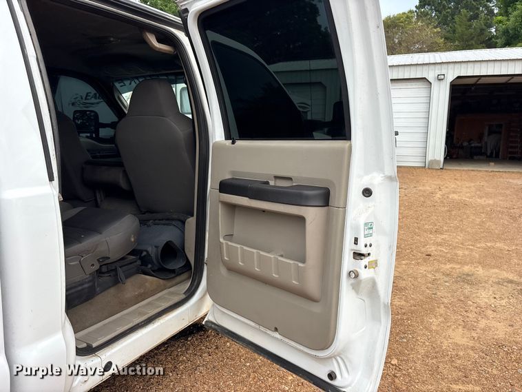 image for item ET2158 2010 Ford F350 Crew Cab pickup truck