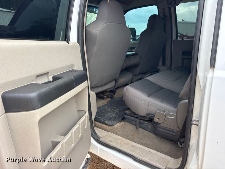 image for item ET2158 2010 Ford F350 Crew Cab pickup truck