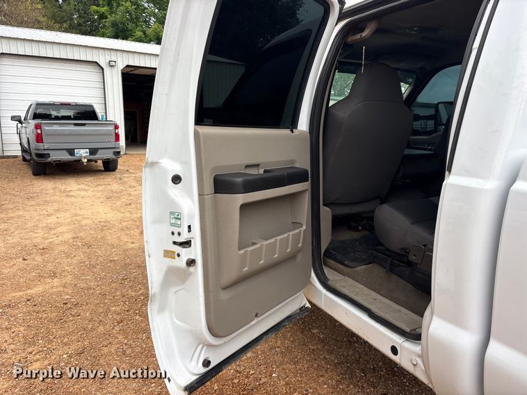image for item ET2158 2010 Ford F350 Crew Cab pickup truck