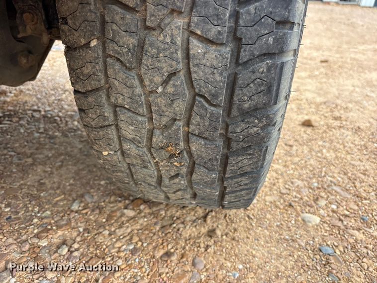 image for item ET2158 2010 Ford F350 Crew Cab pickup truck