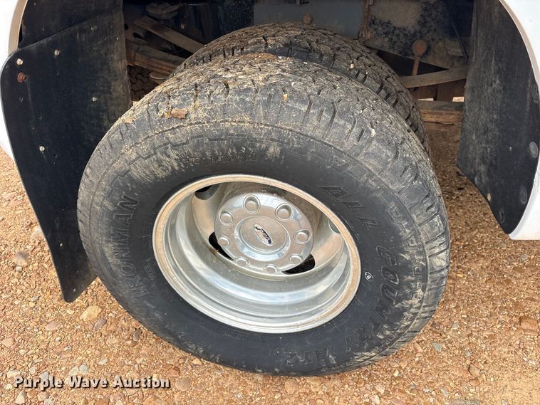 image for item ET2158 2010 Ford F350 Crew Cab pickup truck