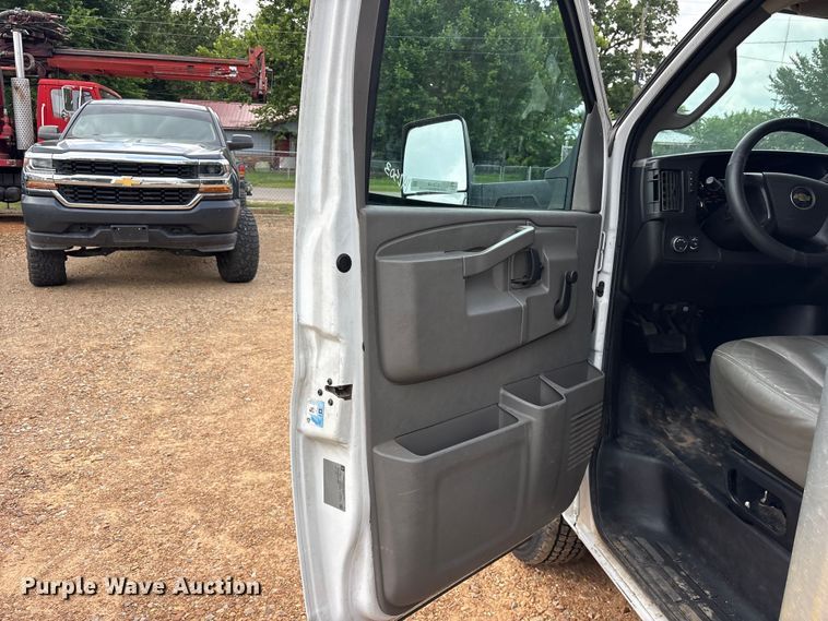 image for item ET2160 2016 Chevrolet Express box truck