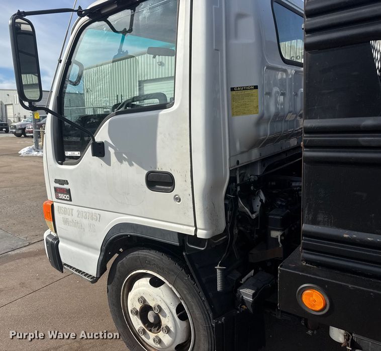 image for item ET4452 2001 GMC W5500 flatbed truck