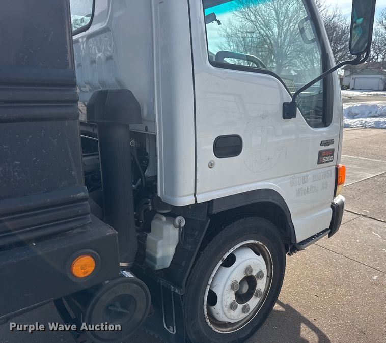 image for item ET4452 2001 GMC W5500 flatbed truck