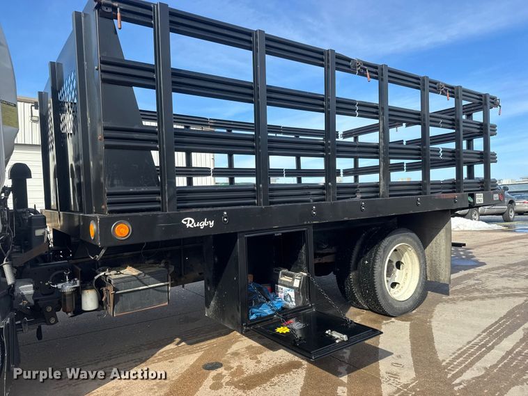 image for item ET4452 2001 GMC W5500 flatbed truck