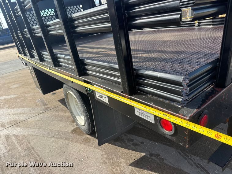 image for item ET4452 2001 GMC W5500 flatbed truck