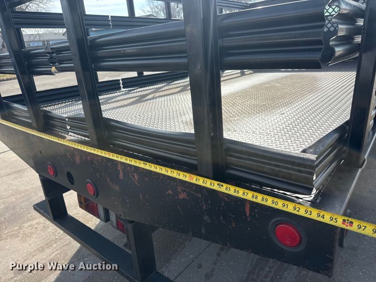 image for item ET4452 2001 GMC W5500 flatbed truck