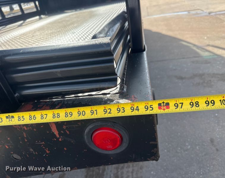 image for item ET4452 2001 GMC W5500 flatbed truck