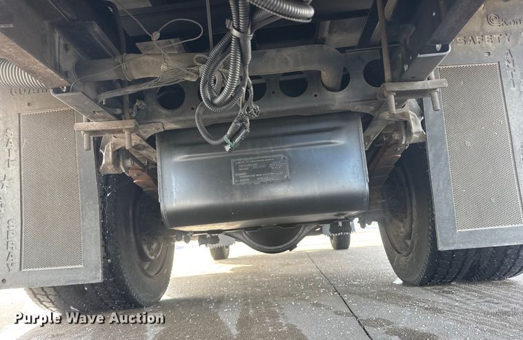 image for item ET4452 2001 GMC W5500 flatbed truck