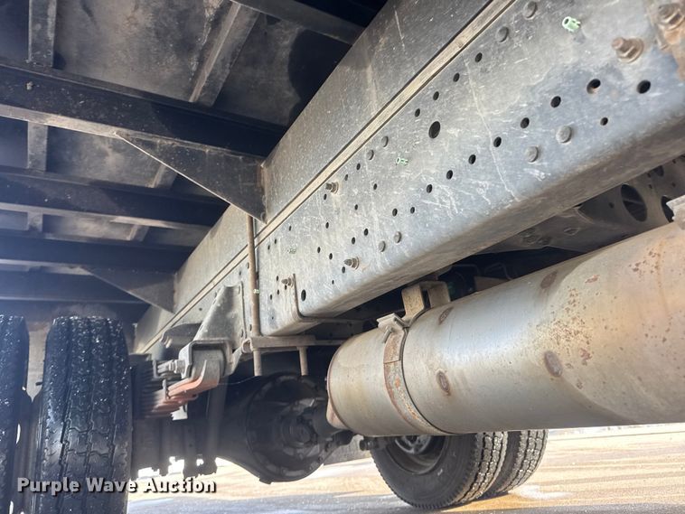 image for item ET4452 2001 GMC W5500 flatbed truck