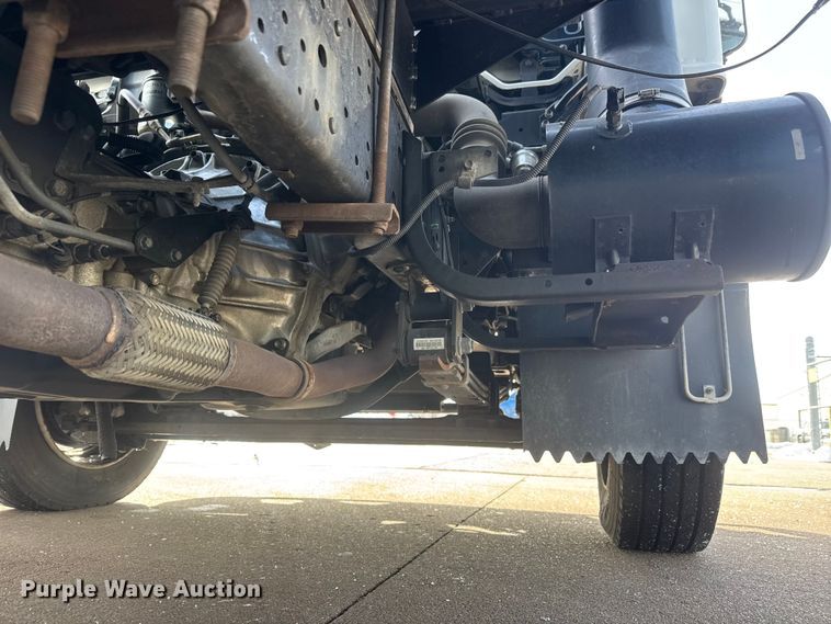 image for item ET4452 2001 GMC W5500 flatbed truck