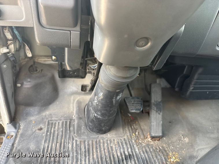 image for item ET4452 2001 GMC W5500 flatbed truck
