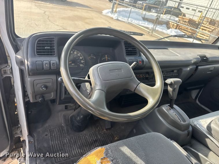 image for item ET4452 2001 GMC W5500 flatbed truck