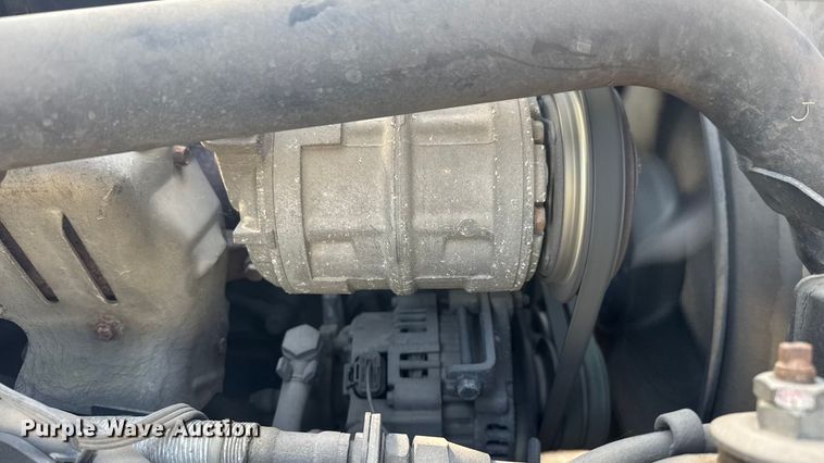 image for item ET4452 2001 GMC W5500 flatbed truck