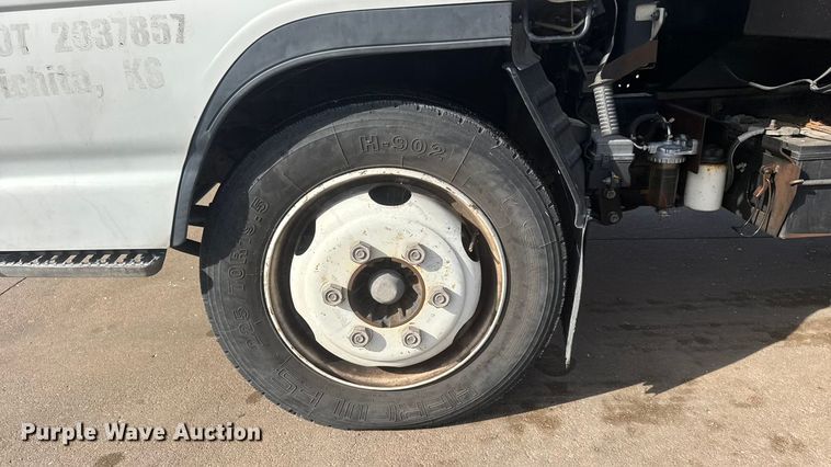 image for item ET4452 2001 GMC W5500 flatbed truck