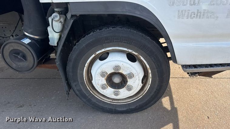 image for item ET4452 2001 GMC W5500 flatbed truck