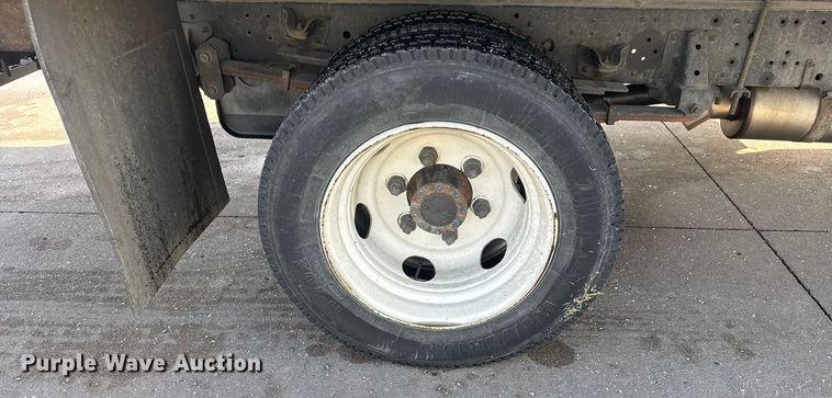 image for item ET4452 2001 GMC W5500 flatbed truck