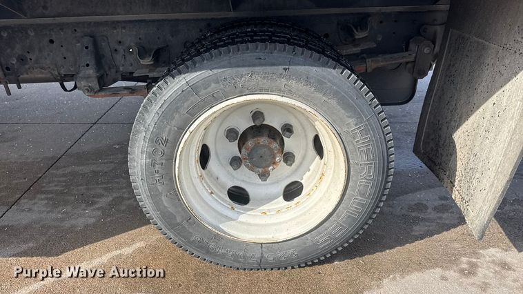 image for item ET4452 2001 GMC W5500 flatbed truck