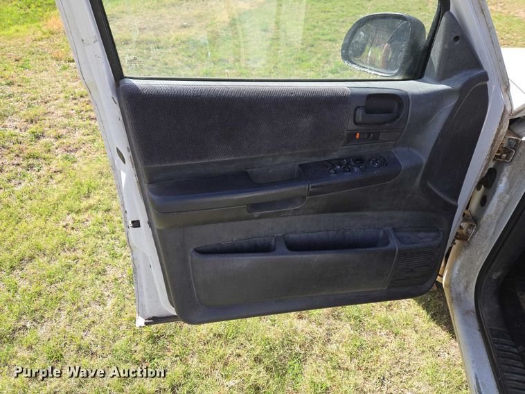 image for item ET5157 2004 Dodge Dakota Crew Cab pickup truck