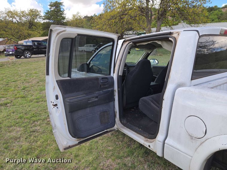 image for item ET5157 2004 Dodge Dakota Crew Cab pickup truck