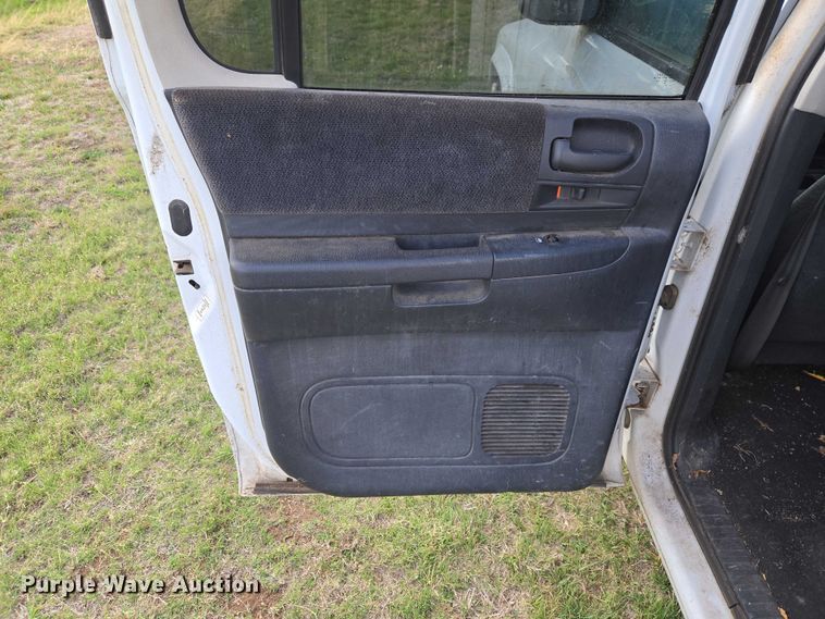 image for item ET5157 2004 Dodge Dakota Crew Cab pickup truck