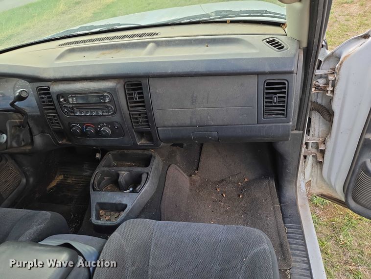 image for item ET5157 2004 Dodge Dakota Crew Cab pickup truck