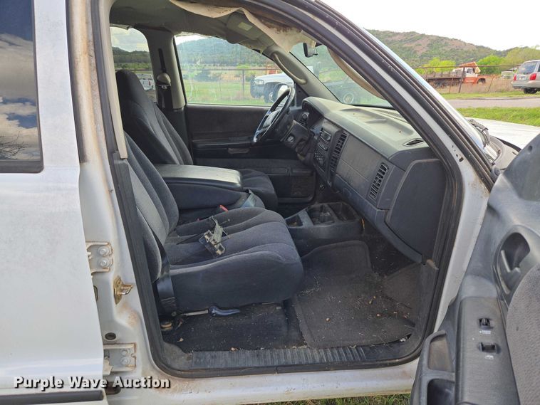 image for item ET5157 2004 Dodge Dakota Crew Cab pickup truck