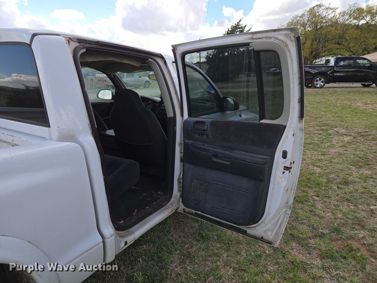 image for item ET5157 2004 Dodge Dakota Crew Cab pickup truck