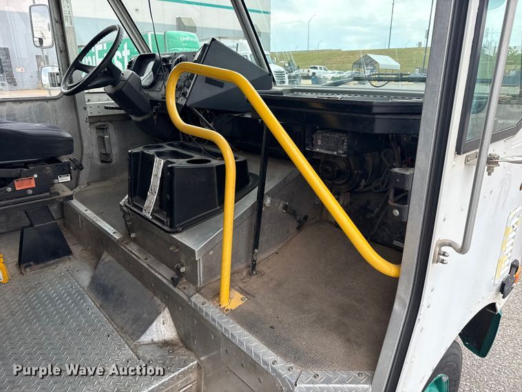 image for item ET6143 2014 Freightliner MT45 delivery van