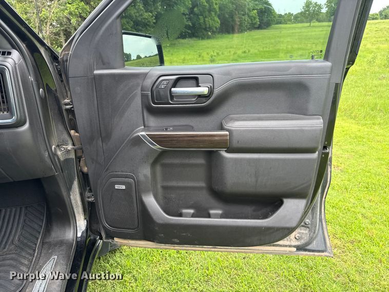 image for item ET6265 2021 Chevrolet Silverado 1500 Crew Cab pickup truck
