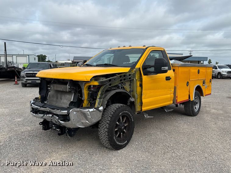 2022 Ford F350 Super Duty utility bed pickup truck