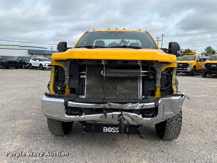 image for item ET6284 2022 Ford F350 Super Duty utility bed pickup truck
