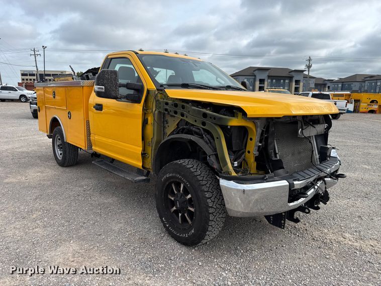 image for item ET6284 2022 Ford F350 Super Duty utility bed pickup truck
