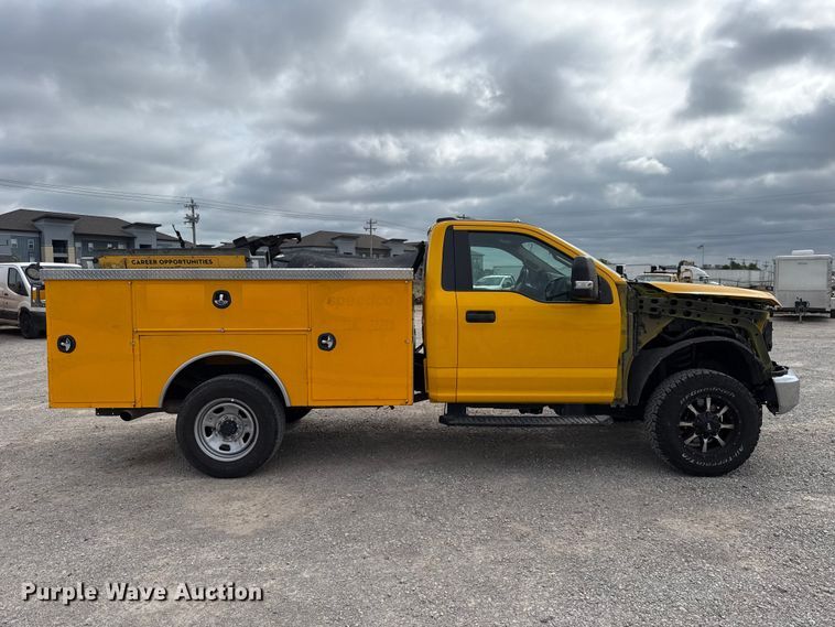 image for item ET6284 2022 Ford F350 Super Duty utility bed pickup truck