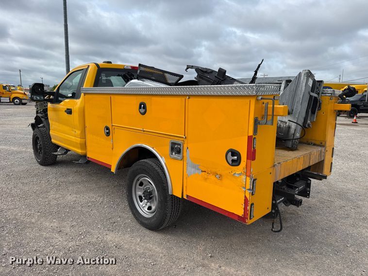 image for item ET6284 2022 Ford F350 Super Duty utility bed pickup truck