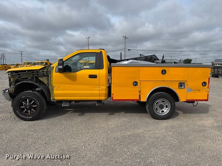 image for item ET6284 2022 Ford F350 Super Duty utility bed pickup truck