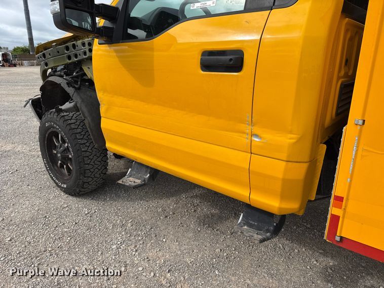 image for item ET6284 2022 Ford F350 Super Duty utility bed pickup truck