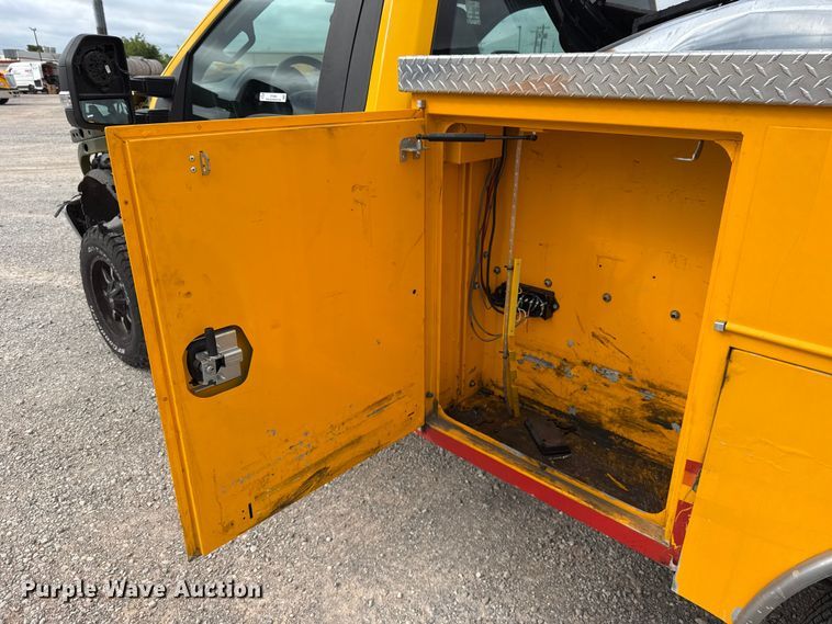 image for item ET6284 2022 Ford F350 Super Duty utility bed pickup truck