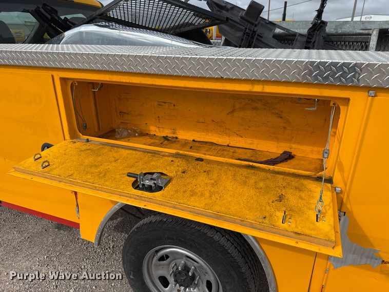 image for item ET6284 2022 Ford F350 Super Duty utility bed pickup truck