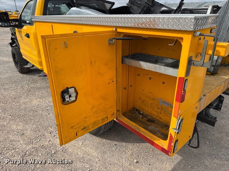 image for item ET6284 2022 Ford F350 Super Duty utility bed pickup truck