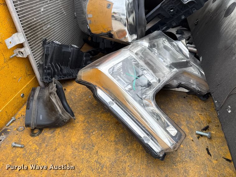 image for item ET6284 2022 Ford F350 Super Duty utility bed pickup truck