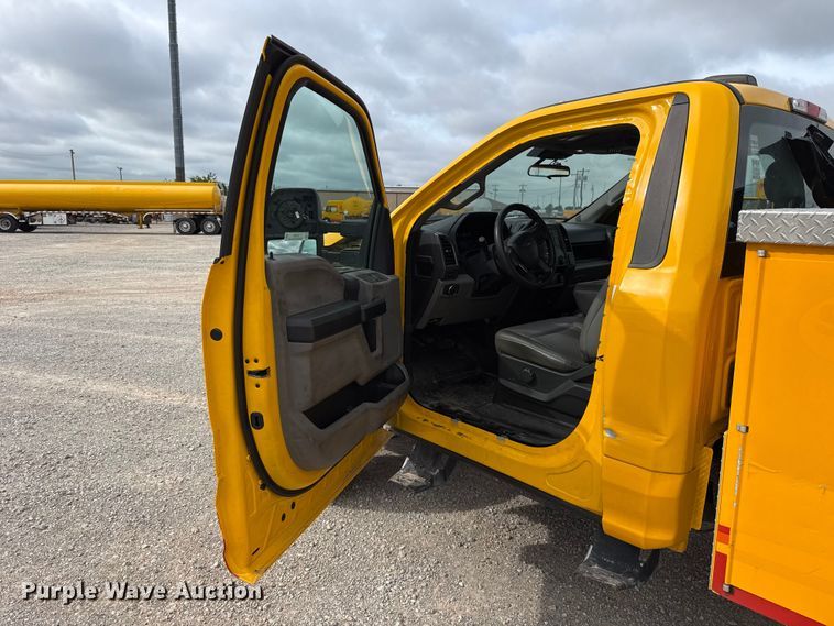 image for item ET6284 2022 Ford F350 Super Duty utility bed pickup truck