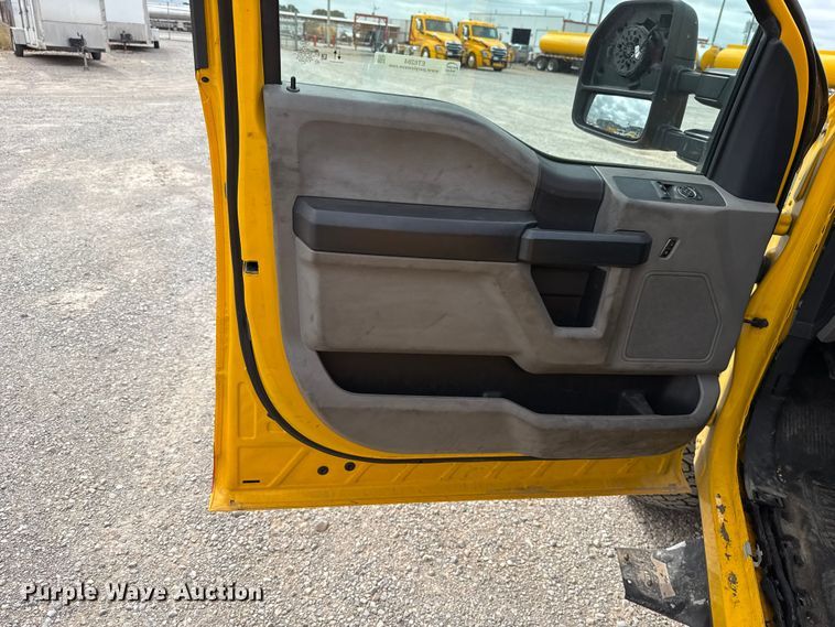 image for item ET6284 2022 Ford F350 Super Duty utility bed pickup truck
