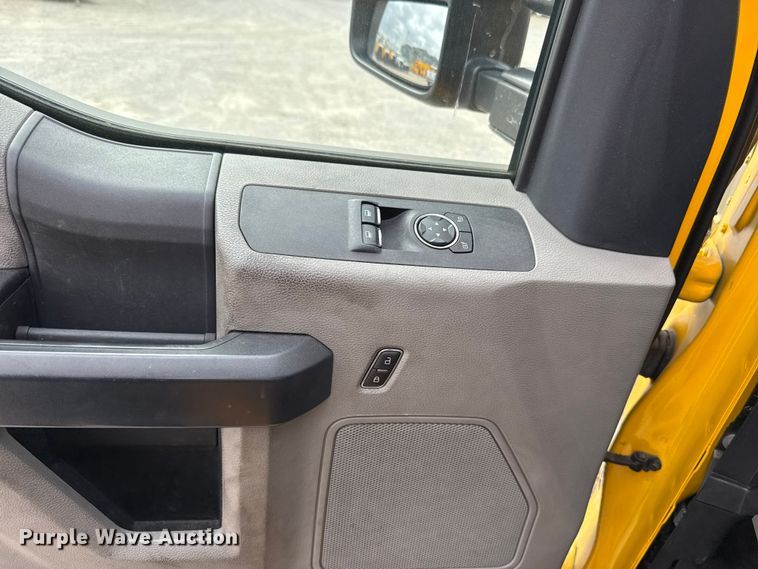 image for item ET6284 2022 Ford F350 Super Duty utility bed pickup truck