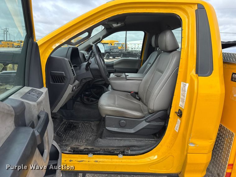 image for item ET6284 2022 Ford F350 Super Duty utility bed pickup truck