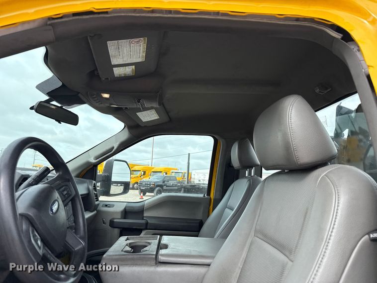 image for item ET6284 2022 Ford F350 Super Duty utility bed pickup truck