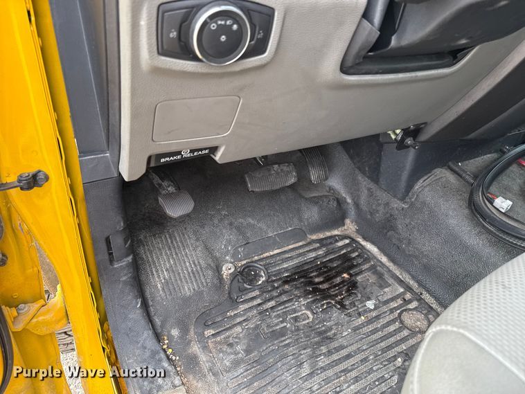 image for item ET6284 2022 Ford F350 Super Duty utility bed pickup truck