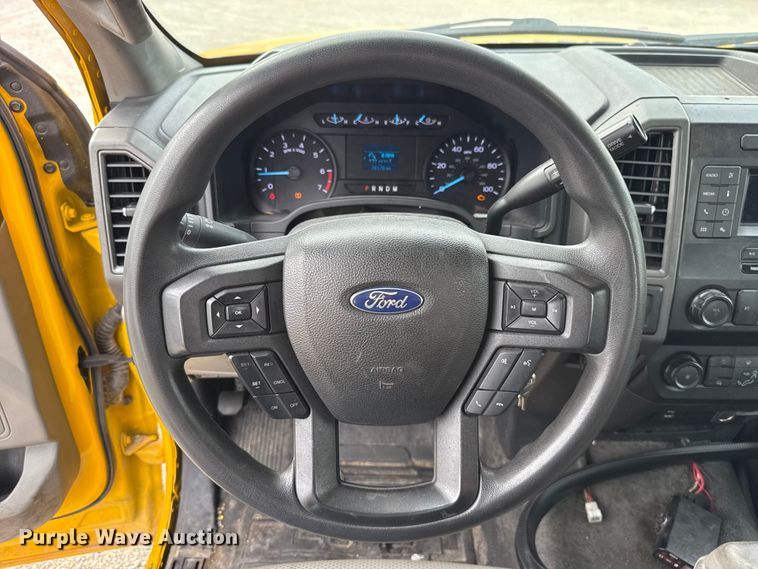 image for item ET6284 2022 Ford F350 Super Duty utility bed pickup truck